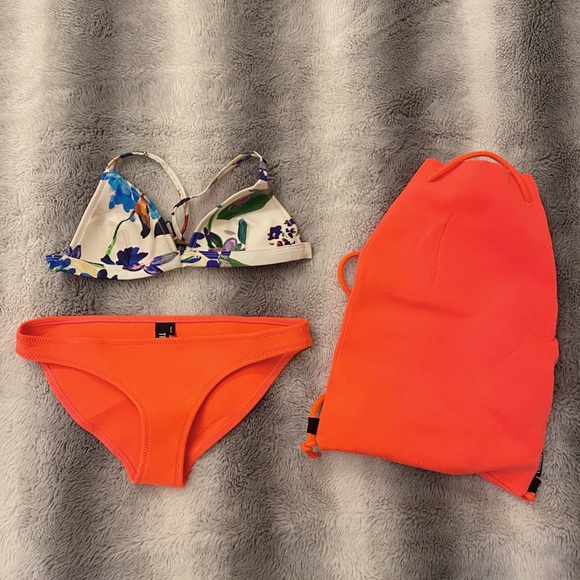 TRIANGL SWIMSUIT SET - Picture 1 of 3